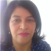 Profesor de contabilidad se dicta clases a jovenes universitarios